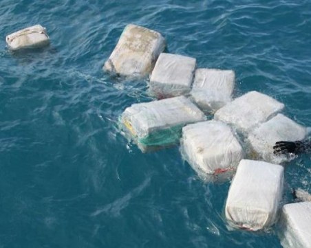 Серия акции в Тихия океан: Иззеха кокаин за 350 милиона долара