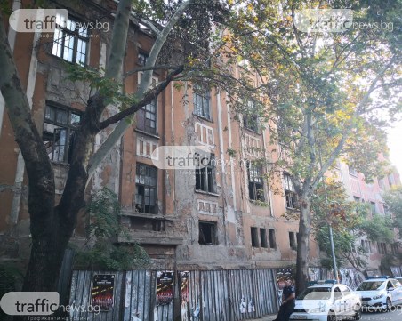 Складът на Сточна гара оцеля заради липсващ документ, министър Банов спря събарянето