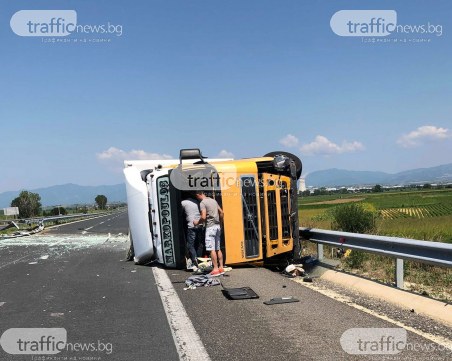 Тежка катастрофа затвори Маказа, тир се обърна на шосето