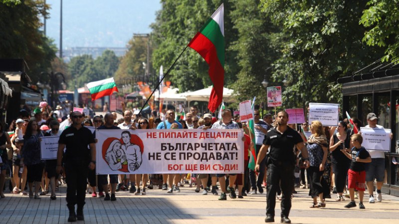 Родители на протест! Обявиха се срещу взимането на децата от социалните институции