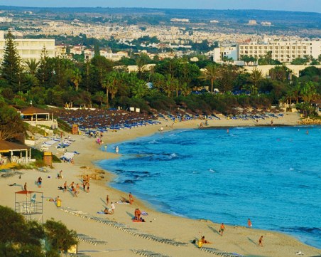 Арестуваха британка за фалшиви показания за групово изнасилване