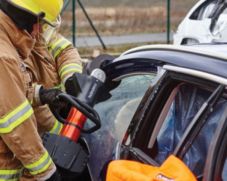 Извадиха от горяща кола 19-годишна без книжка, ударила семейство с дете