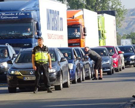 Километрични задръствания на границите ни със Сърбия и Гърция! Коли не помръдват 4 часа