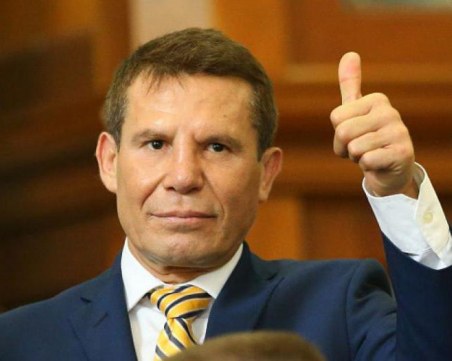 Нападнаха боксова легенда с пистолет