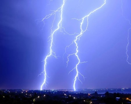 Опасно време: Гръмотевична буря и градушка удрят страната в понеделник