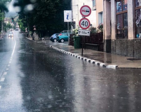 Силен дъжд на 60 километра от Пловдив