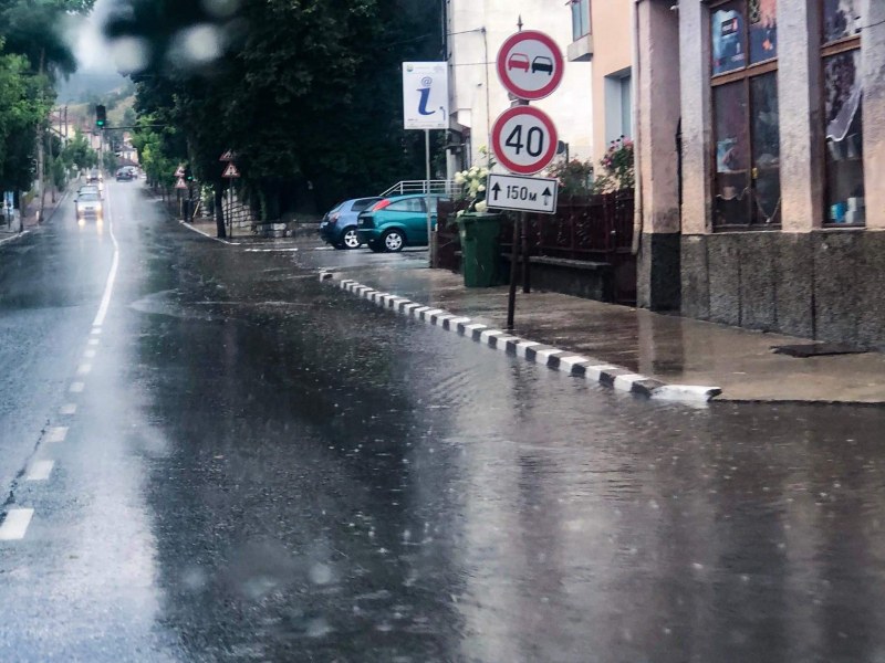 Силен дъжд на 60 километра от Пловдив