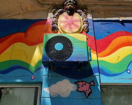 Изкуство или драсканици: Графит върху стара сграда ядоса столичани