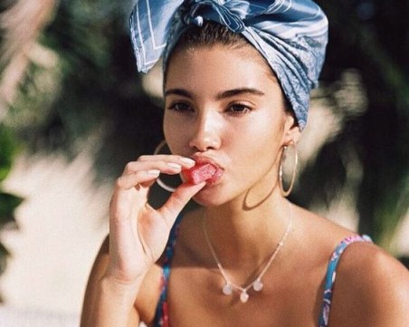 Как да носим актуалните това лято шалове за коса?