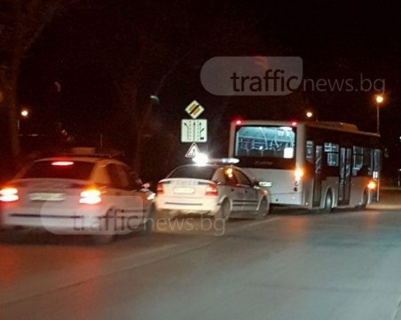 Кола удари автобус 66 в Пловдив, момче е откарано в болница