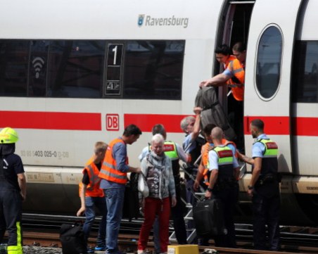 Мъж бутна дете и майка му под колелата на влак