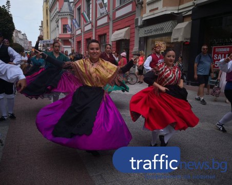 Нашествие на Главната! Атрактивни чуждестранни артисти плениха пловдивчани