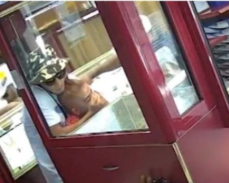 Обирът в Бургас: Крадците вързали със свински опашки служителката