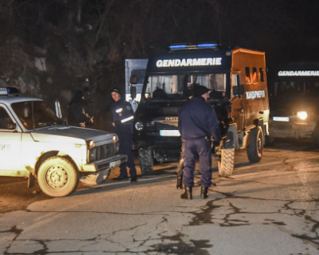 Ром счупи главата на полицай с камък