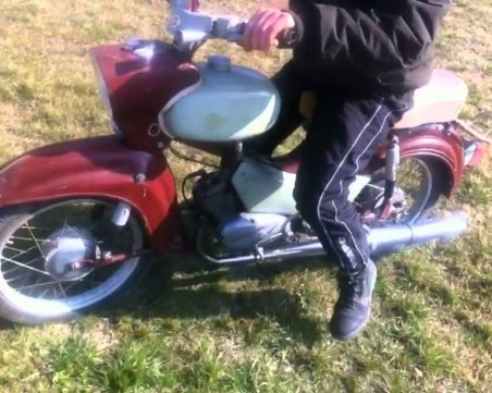 Соцкласика! 80-годишен дядо без книжка шпори със Симсон в Хисаря