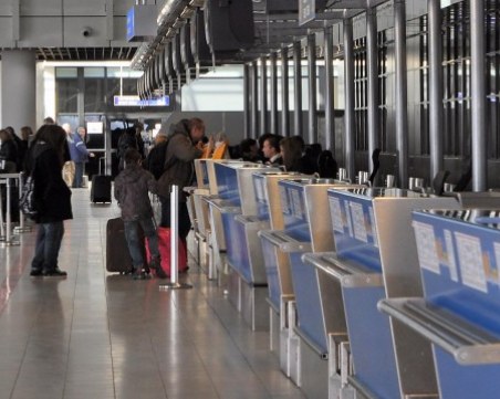 Стотици пътници останаха блокирани на летище София