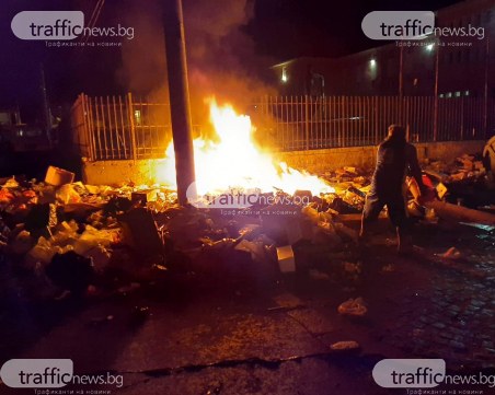 Запалиха боклуци в Столипиново, чуват се гърмежи