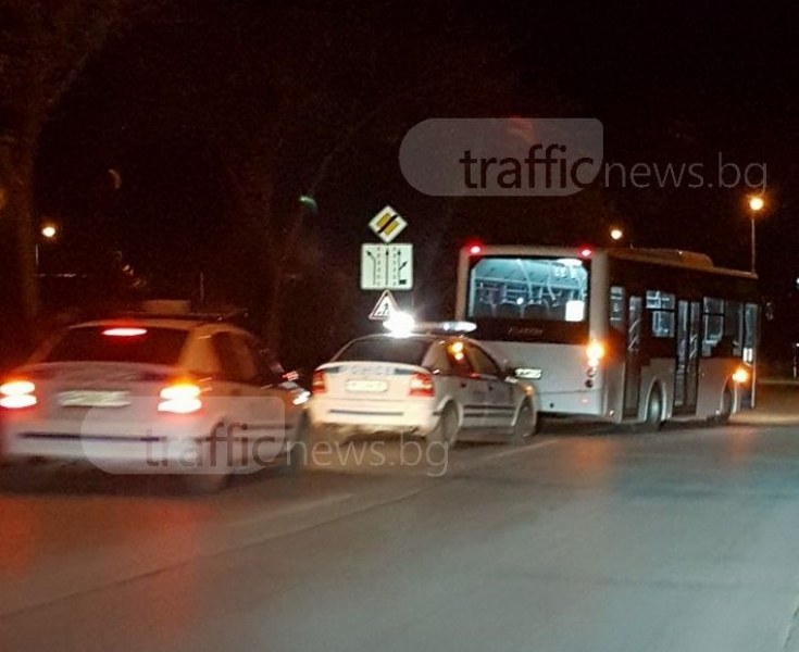 Кола удари автобус 66 в Пловдив, момче е откарано в болница
