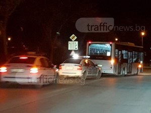 Кола удари автобус 66 в Пловдив, момче е откарано в болница