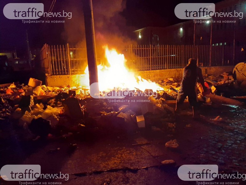 Запалиха боклуци в Столипиново, чуват се гърмежи