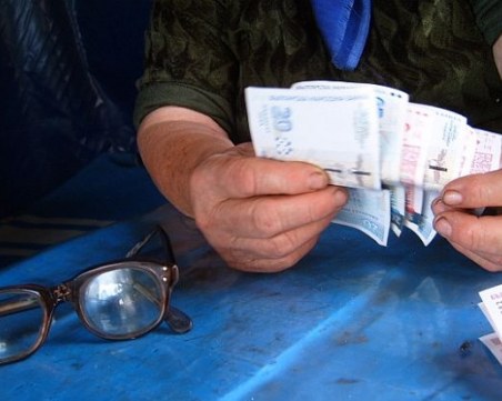 Нападнаха възрастна жена посред нощ в дома й заради 5 лева и 20 стотинки