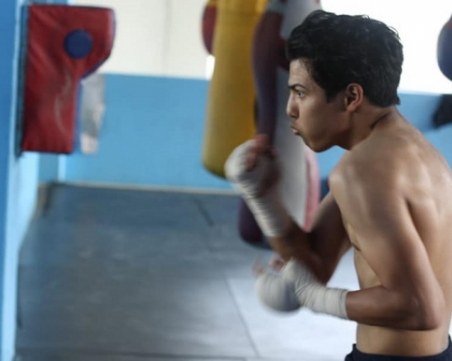 Още един боксьор се бори за живота си