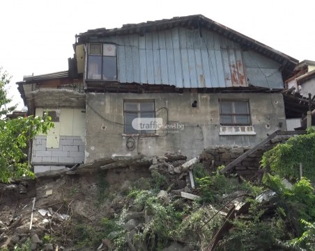 Пловдивчанин пази незаконен имот с процедурни хватки, къщата ще падне всеки момент у съседите