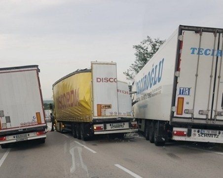 Тежка катастрофa! Два камиона и кола се нанизаха във верижна катастрофа