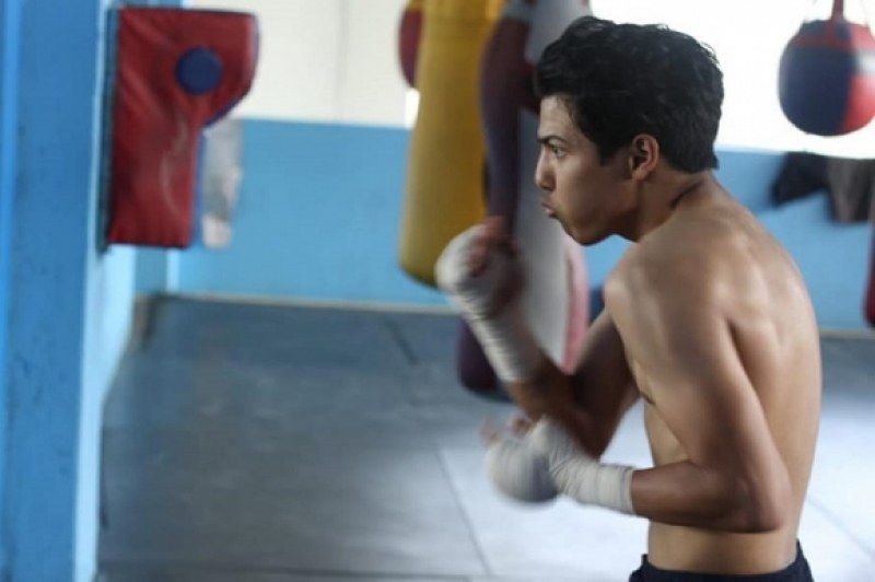 Още един боксьор се бори за живота си