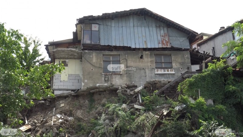 Пловдивчанин пази незаконен имот с процедурни хватки, къщата ще падне всеки момент у съседите