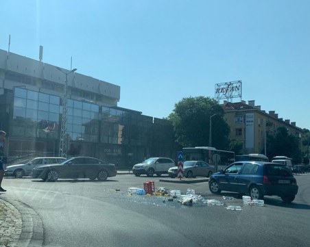 Бутилки се пръснаха на кръгово кръстовище в Пловдив