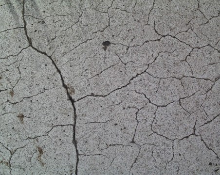 Изненада! Асфалтиран по време на буря училищен двор се пропука след ден