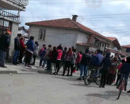 Полицаи навестили 100 000 домове с ученици, върнали в клас 30 хиляди деца