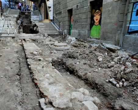 Откритият зид на най-малката улица в София бил османски, а не римски