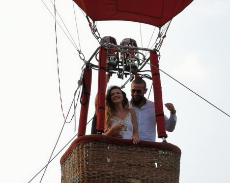 Романтично предложение: Двойка полетя с балон над столицата, тя каза 