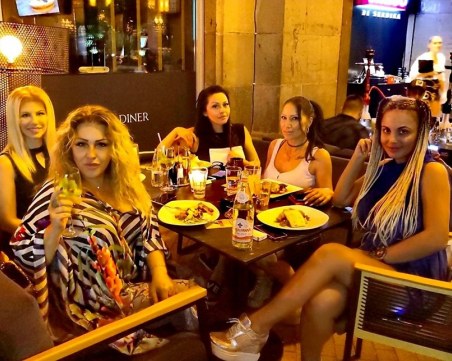 Те поставиха основите на поп-фолка! Нелина, Рени и Мая се събраха заедно на хапка и пийка