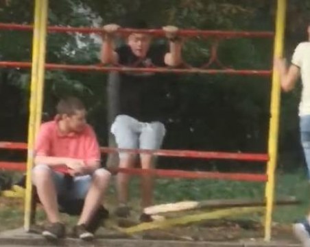 Тийнейджъри вилнеят до Арменската църква в София, трошат пейка