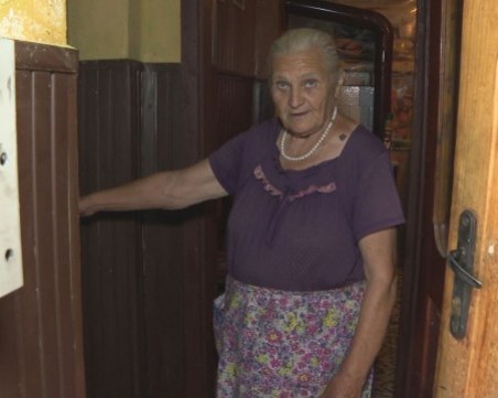 Трима обрали 5 лв. от бабата в Драганица, помагал им внукът й