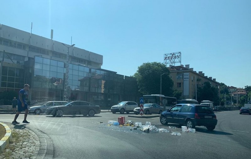 Бутилки се пръснаха на кръгово кръстовище в Пловдив