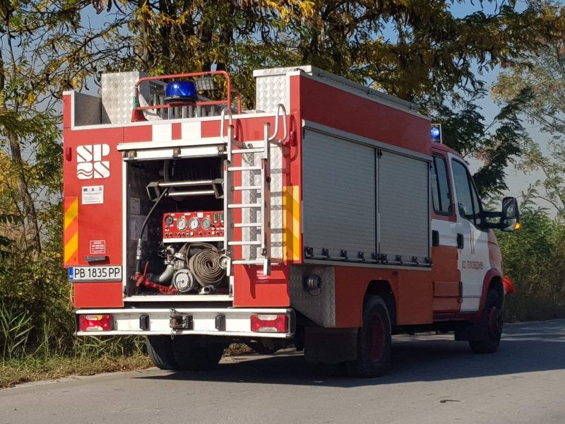 Кола, микробус и два мотопеда горяха край Пловдив
