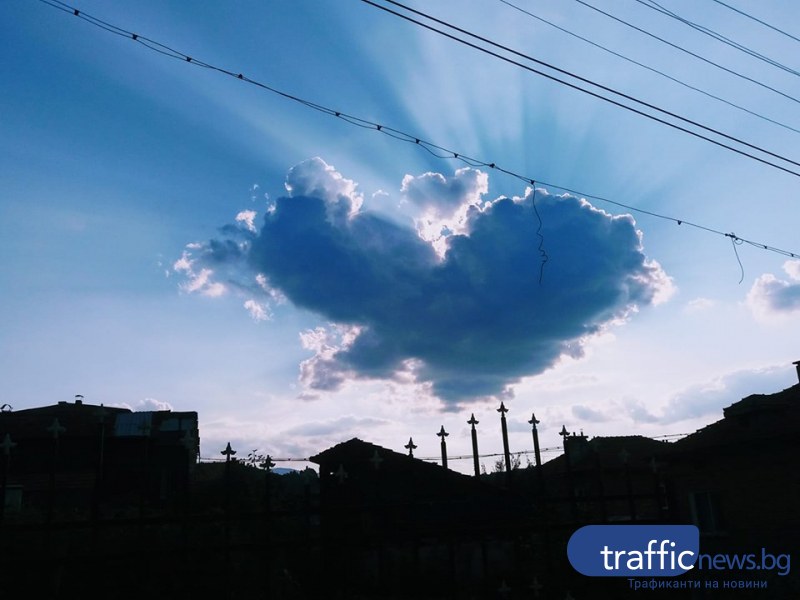 Облак с формата на сърце се появи над град Батак