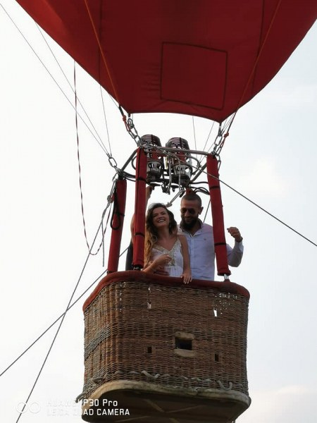 Романтично предложение: Двойка полетя с балон над столицата, тя каза 