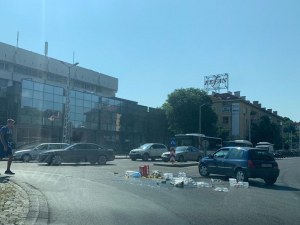 Бутилки се пръснаха на кръгово кръстовище в Пловдив