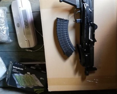 Седем въртят оранжерии за марихуана, арестуваха ги заедно със стоката