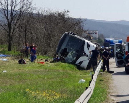 Автобус с туристи катастрофира на път за България, има загинал и ранени