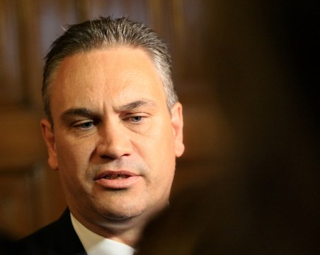 Бившият шеф на КПКОНПИ иска да съди общината заради терасата си