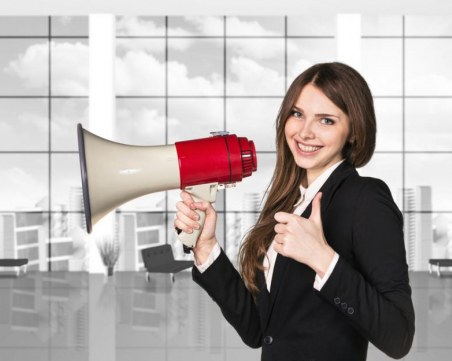 Думите, които да избягвате в разговор, ако искате да звучите по-уверено