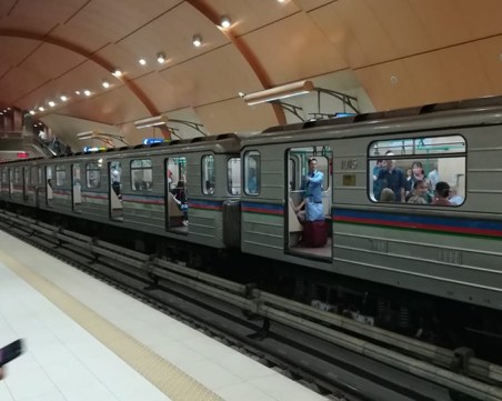 Екшън в столичното метро: Влак потегли с отворени врати