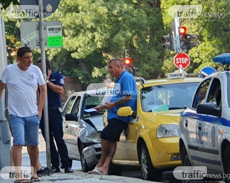 Голф се наниза в такси на възлово кръстовище в Пловдив
