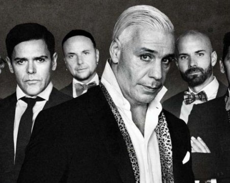 Китаристите на Rammstein се целунаха по време на концерт в Москва